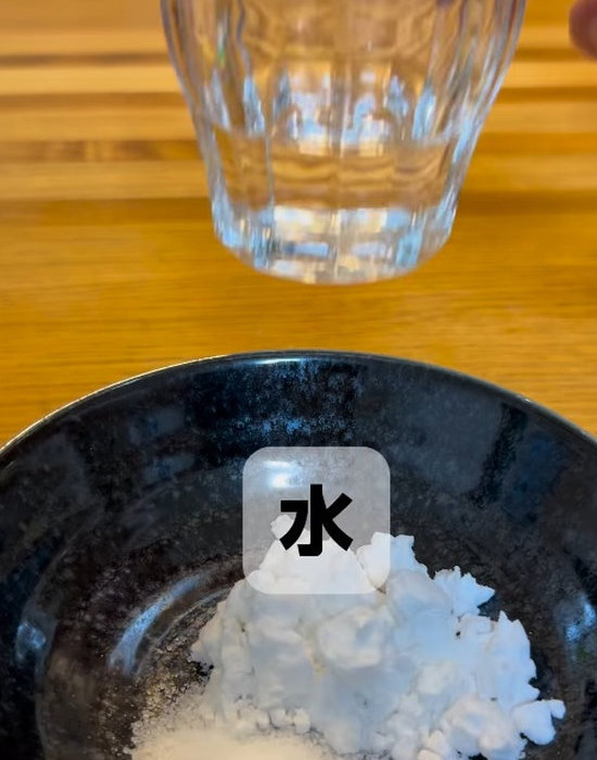 コップに入った水と器にのったクエン酸と片栗粉