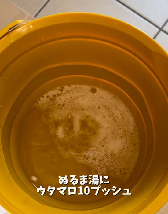 ウタマロクリーナーをプッシュしたバケツに入ったぬるま湯
