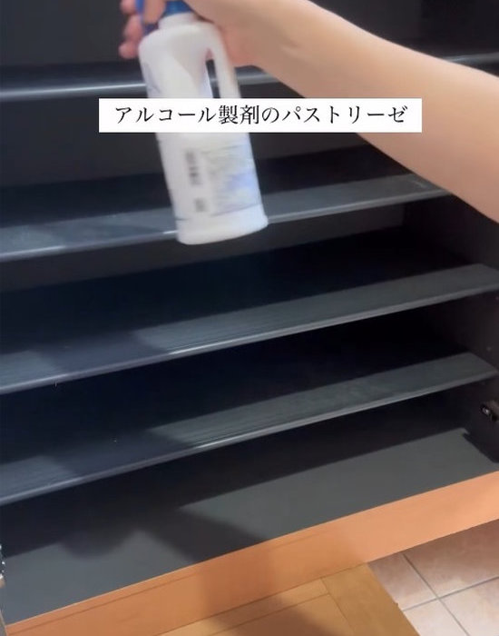 下駄箱内をアルコールスプレーで掃除している様子