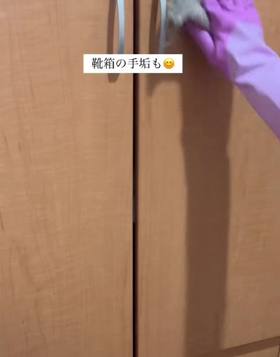 下駄箱の扉を拭いている様子