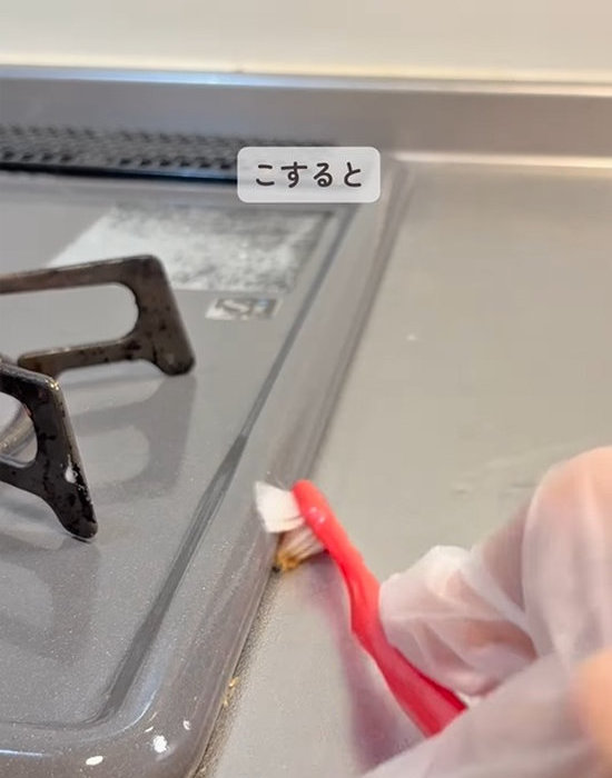 歯ブラシに付けて擦る