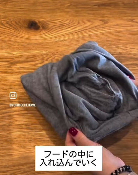フードをかぶせるようにして包み込んでいる様子