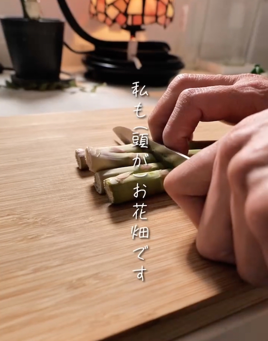アスパラガスをカットしている様子