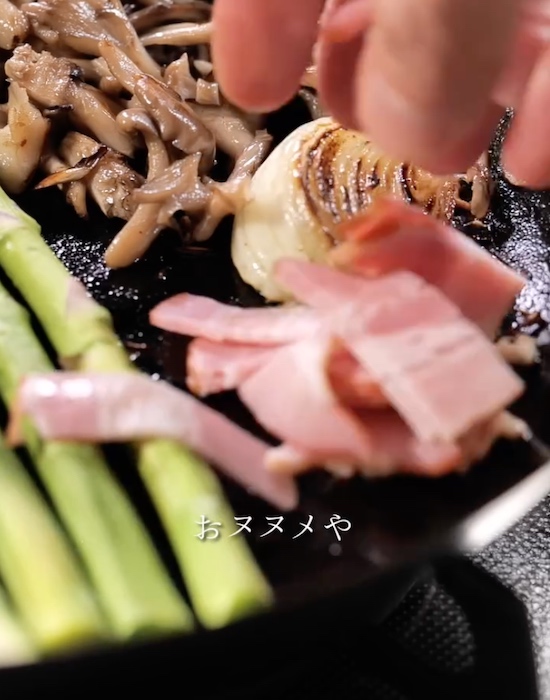 フライパンに材料を入れている様子