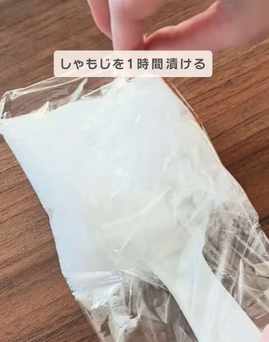 キッチン泡ハイターを吹きかけたしゃもじをラップで包む様子