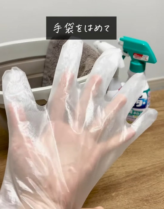 ２枚まとめて手から引き抜いた手袋を手にはめている様子