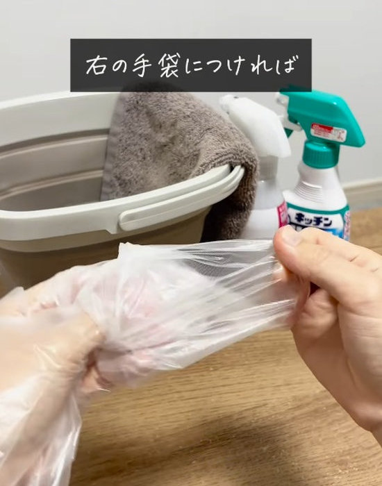重なっている２枚のうち上側の１枚だけを裏返すようにめくり取る様子