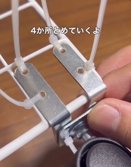 結束バンドを通している様子