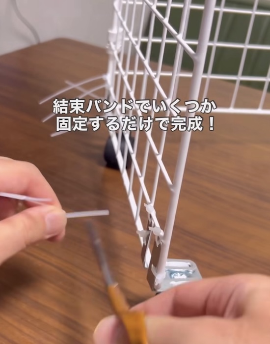 結束バンドを切っている様子