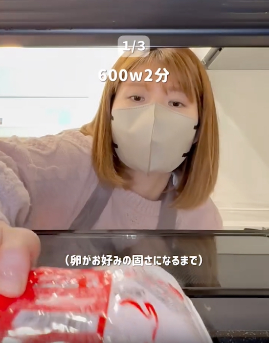 具材を入れたパックご飯を電子レンジに入れる様子