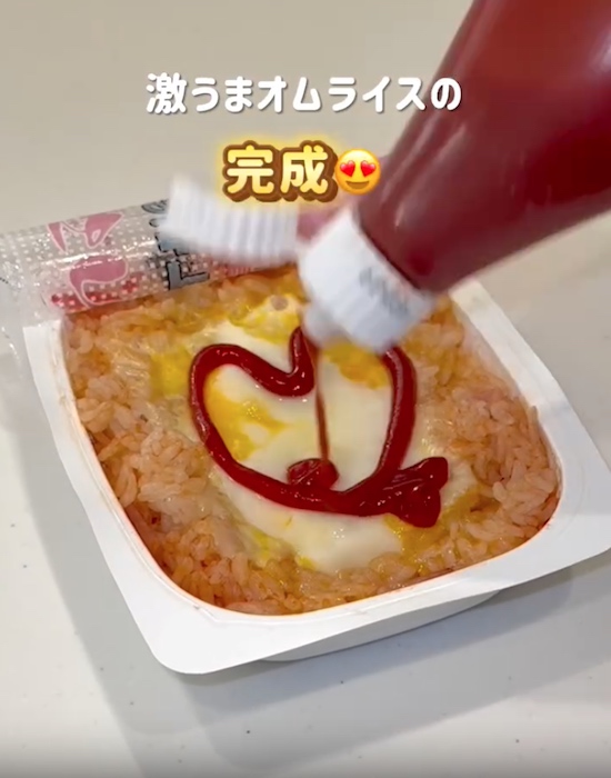 具材を混ぜたパックご飯の上にケチャップをかける様子