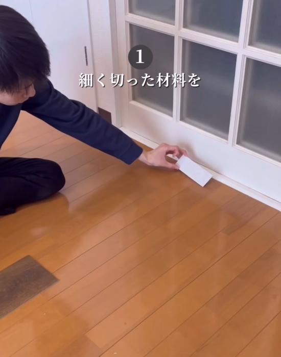細くカットしたフロアマットを持つ男性