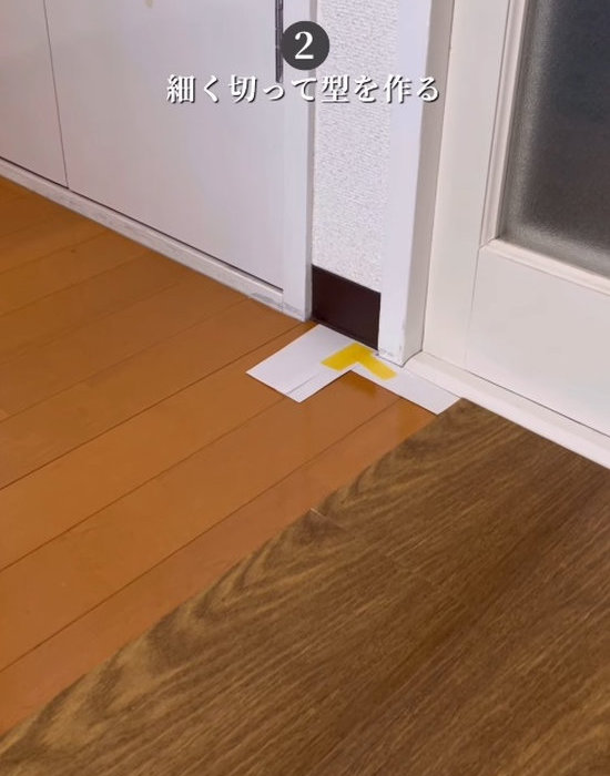 画用紙で型取りしている様子