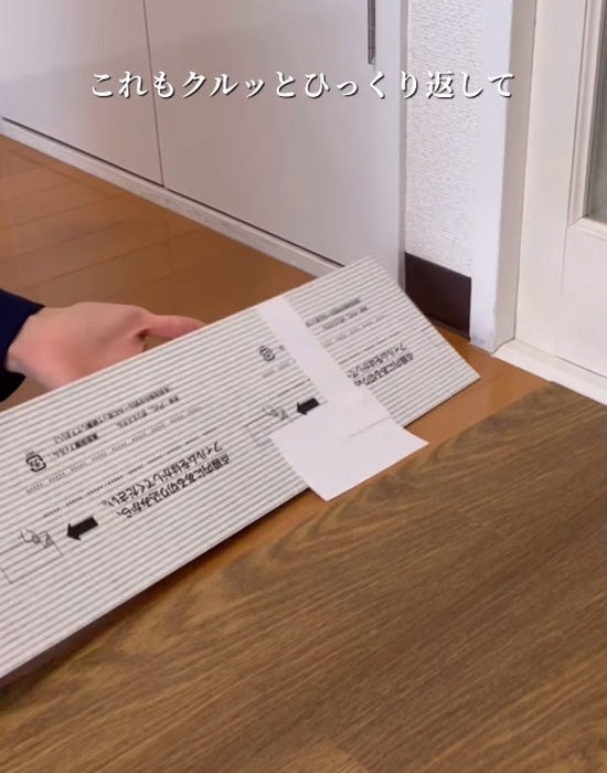 フロアマットを裏返す男性