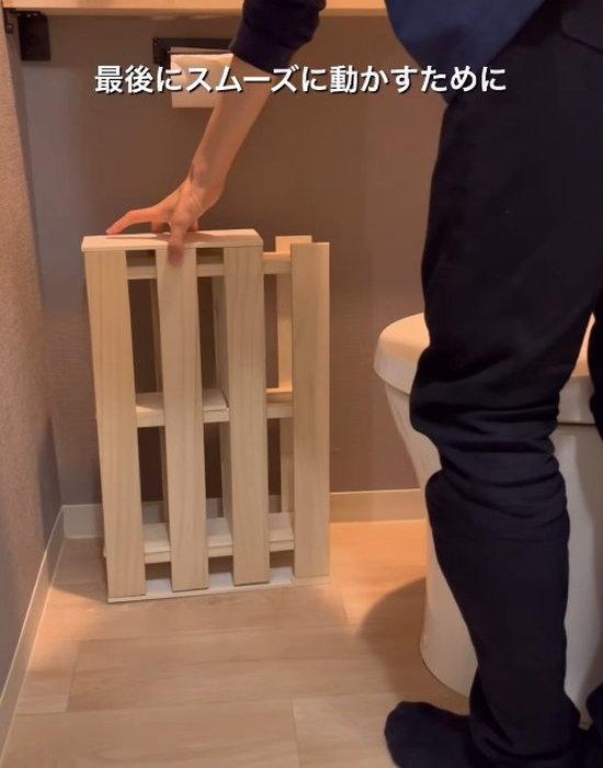 完成した棚をトイレに置く様子