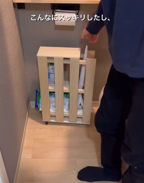 トイレに置いた収納棚から掃除道具を取ろうとする様子