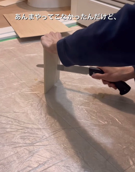 板材をのこぎりで切る様子
