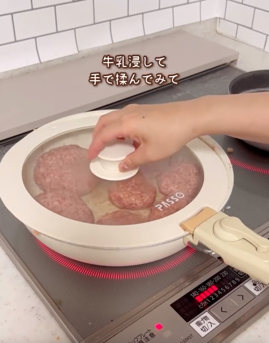 フライパンで焼く様子