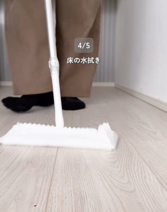 床をフローリングワイパーで掃除する様子
