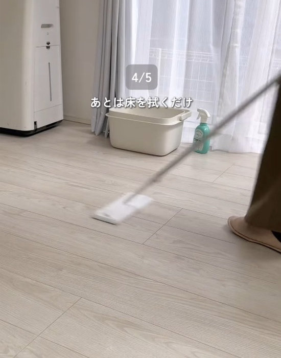 フローリングワイパーで床を掃除する様子