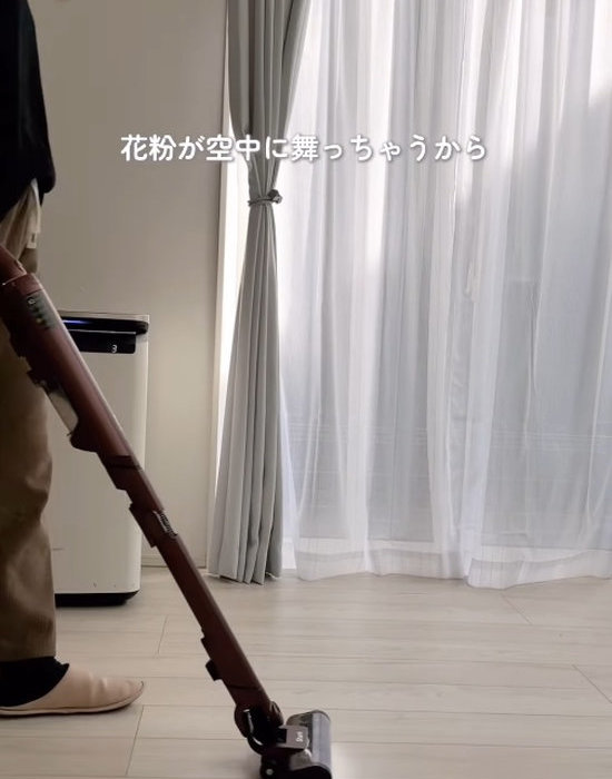 フローリングに掃除機をかける様子