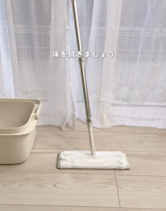 雑巾を取り付けたフローリングワイパー