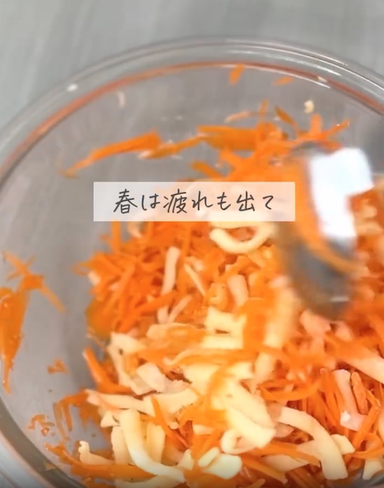ボウルの具材を混ぜる様子