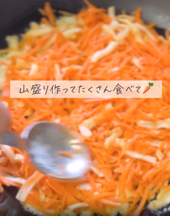フライパンに混ぜた具材を広げて入れる様子