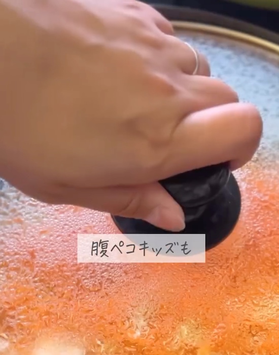 フライパンに蓋をする様子