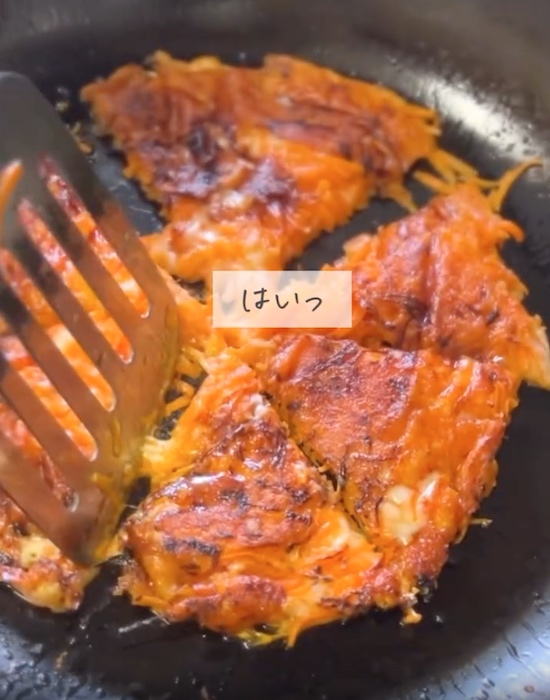 ニンジンチーズをカットする様子