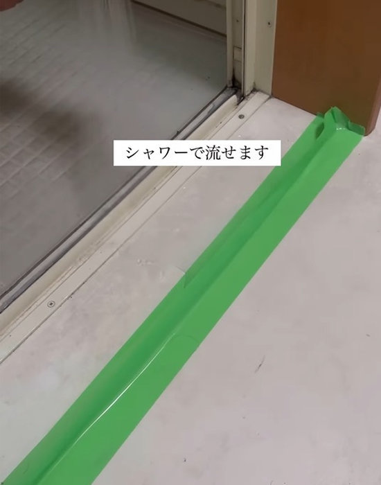 ドアレールの外側に養生テープで作ったヘリ