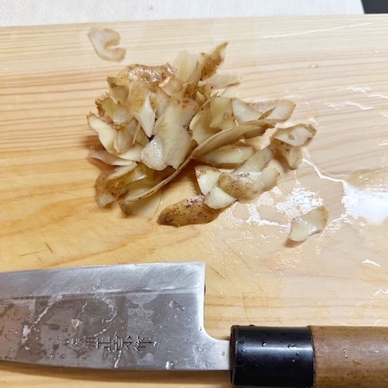 まな板の上でカットしたジャガイモの皮
