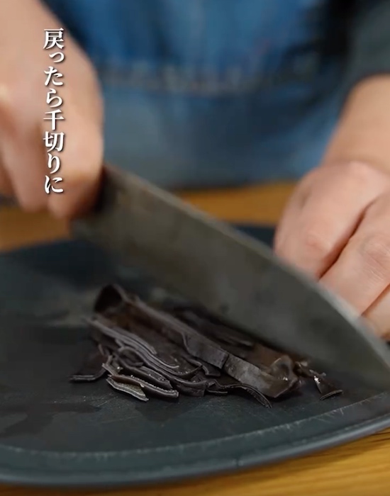 キクラゲを切る様子
