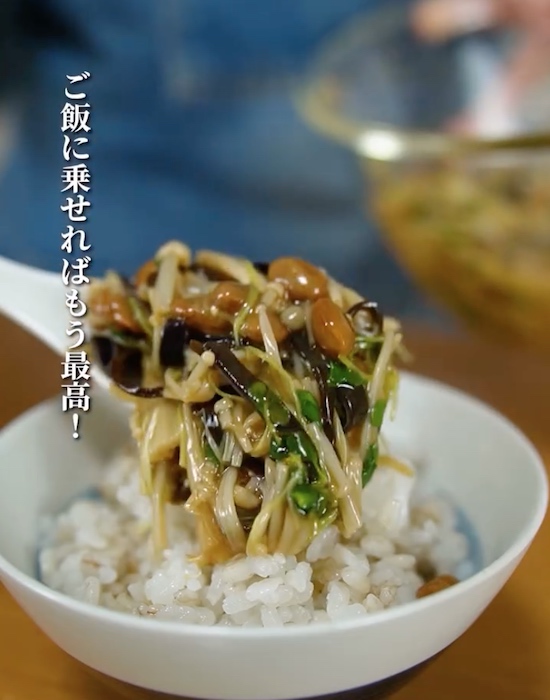 完成した『エノ納豆キクラゲ』をご飯に盛り付ける様子