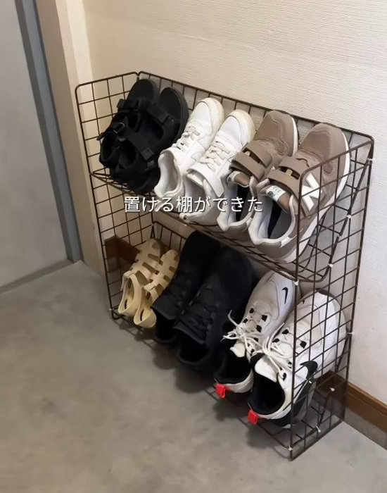 収納棚に置いた６足の靴