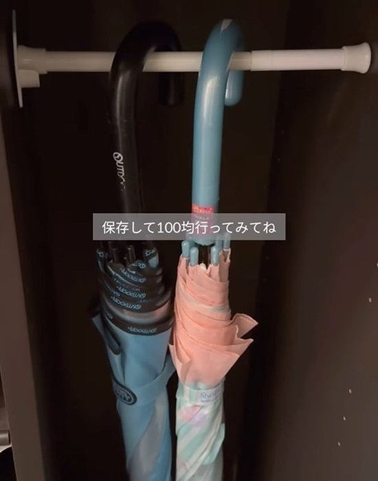 つっぱり棒で作った収納に傘をかけている様子