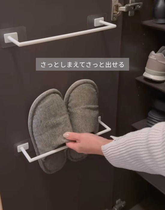 下駄箱の扉裏にスリッパを収納する様子
