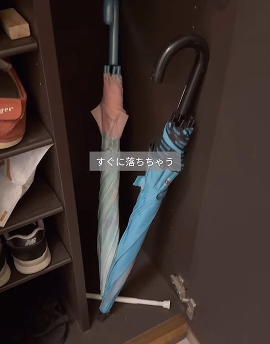 下駄箱に置かれた傘
