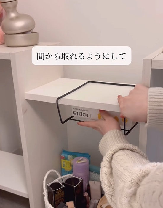 ディッシュラックにティッシュ箱を挟む様子