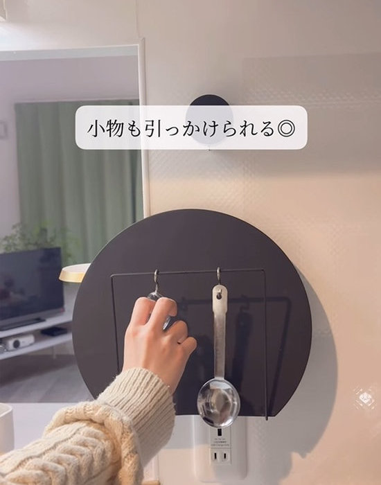 ディッシュラックに付けたS字フックにキッチン用品をかける様子