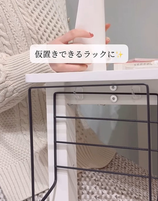 デスクの横に付けたフックにディッシュラックをかけた様子