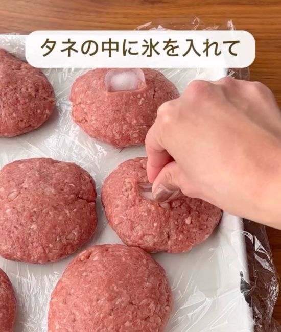 ハンバーグのタネの中央をへこませて氷を入れる様子