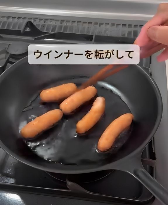 菜箸でウインナーを転がす様子