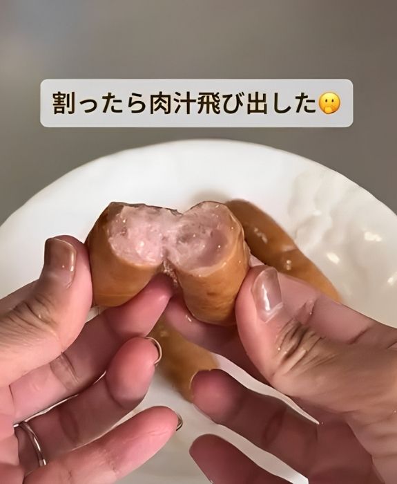 焼いたウインナーを手で割る様子