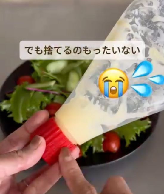 残量の少ないマヨネーズの容器のキャップを指さしている様子