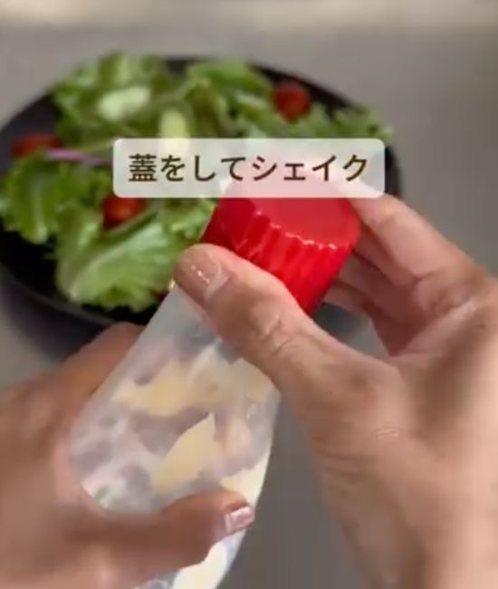 牛乳とお酢を入れたマヨネーズの容器のキャップを閉める様子
