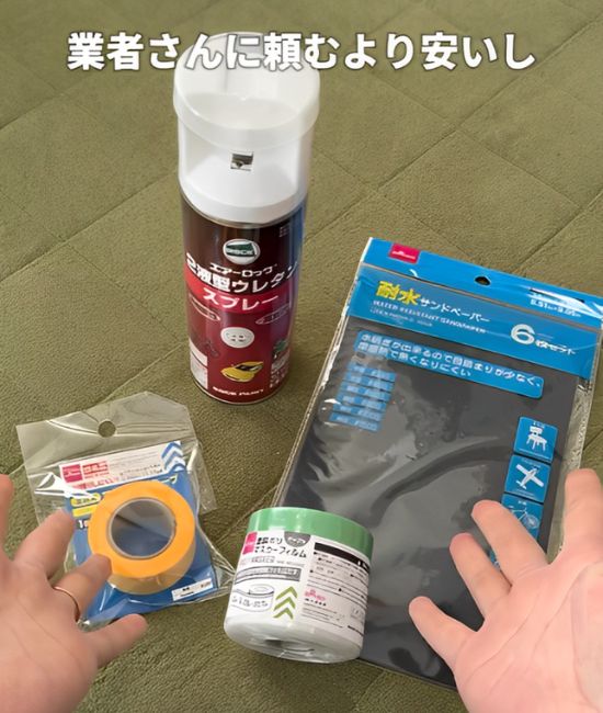 車のヘッドライトの黄ばみを落とすために必要な道具を並べた写真