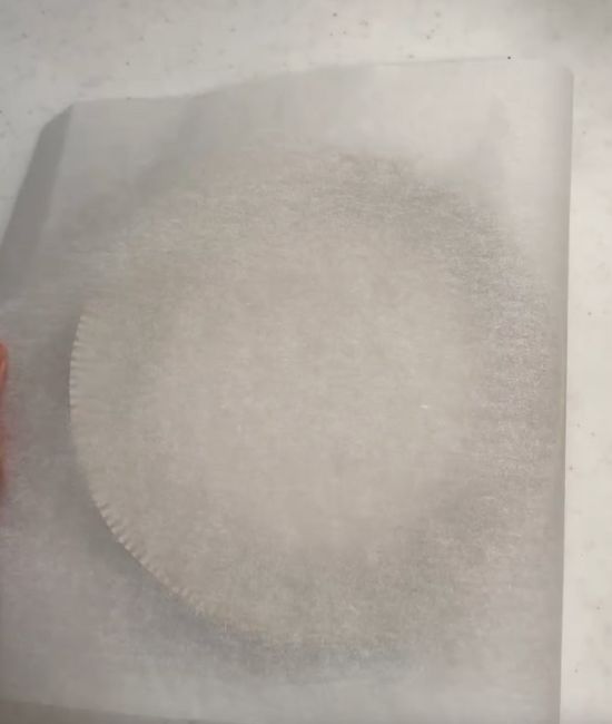 お皿の上にクッキングシートを敷いた様子