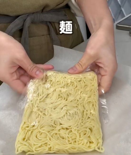 焼きそばの麺を袋から出す様子