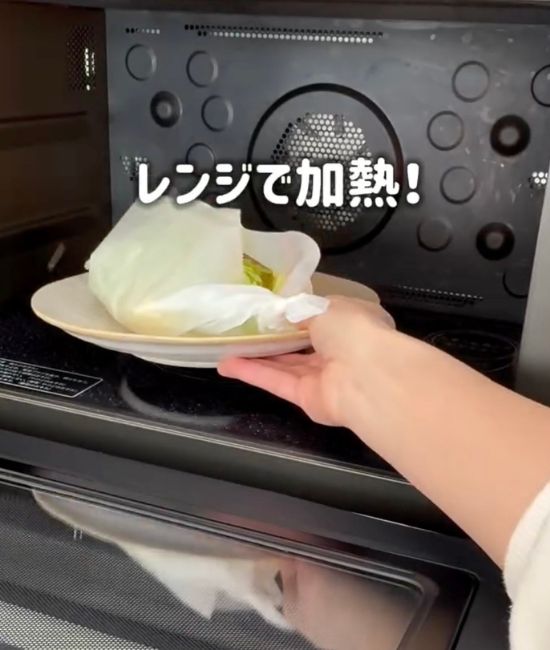 焼きそばの麺と具材を包んだクッキングシートを耐熱皿にのせて電子レンジに入れる様子